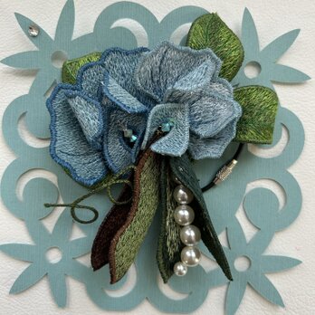 かごバックに合う刺繍フラワーチャーム：さや🫛付きスイトピー（ブルー）