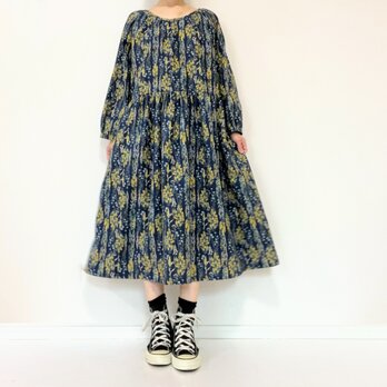 春の野の花柄＊長袖ワンピース＊国産コットンリネン　綿麻＊フリーサイズ＊ポケット付＊長袖＊ミモザイエロー×ダークネイビー