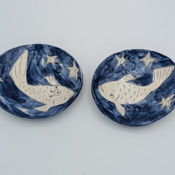 星降る夜の夫婦プレート（ペアセット）｜手描きの魚と藍色の楕円皿
