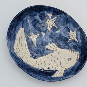 星降る夜のお魚プレート｜手描きの魚と藍色の楕円皿