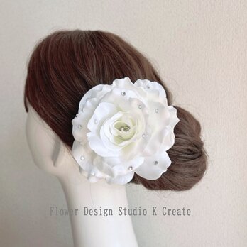 ライトストーンのついたホワイトローズの髪飾り　Uピン　フラメンコ　バレエ　花径14cm　薔薇　白い薔薇　白　髪飾り　エトワール