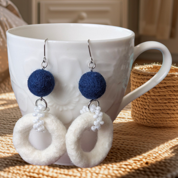 夜空と雪のコントラスト。ふんわり軽い羊毛フェルトのバイカラーピアス / イヤリング｜大ぶり・サークル