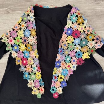 マーガレットモチーフの三角ストール　パステル