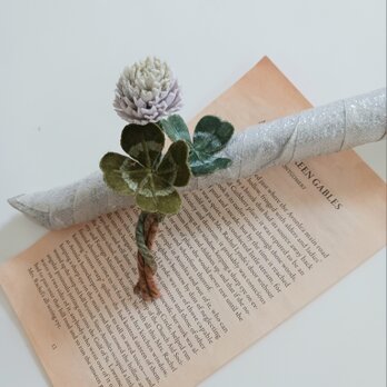 染め布花＊しろつめくさとと四つ葉のクローバーのコサージュ