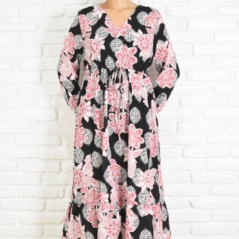 【大きいサイズ】オリエンタルフラワー柄Vネックの長袖ワンピース　＜ブラック＞　コットン　黒　花柄