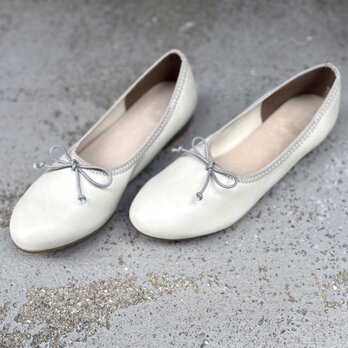 23cm　24cmのみ　アイボリー　コロンとかわいいローヒールパンプス　レザーストレッチ