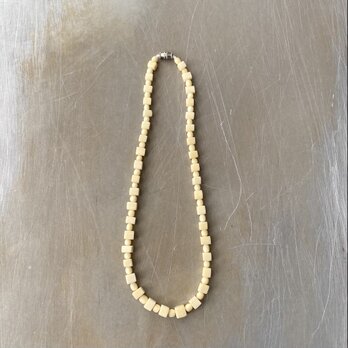 Vintage 70s-80s retro offwhite square beads necklace