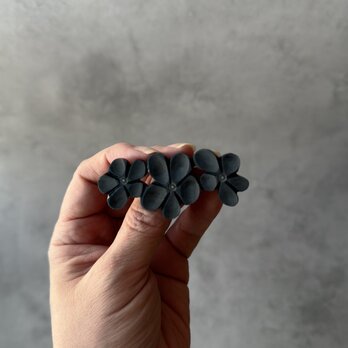 夜更けの群青花 ― ヴィンテージフラワーブローチ（英国 1960-70s）