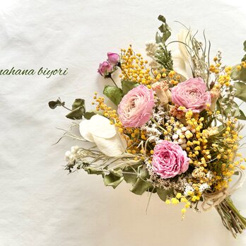 ミモザとラナンキュラスのスワッグ