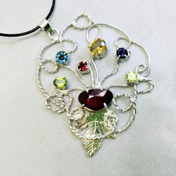 ルビー　天然石の花ペンダント