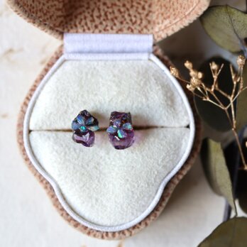 原石キャルコパイライトとフローライトのピアス