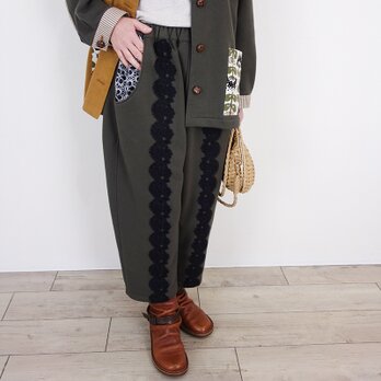 トープ裏毛、黒刺繍フラワーとレースのゆるテーパードパンツ（セットアップ可） │お花見 ドライブ お出かけ コットン 旅行