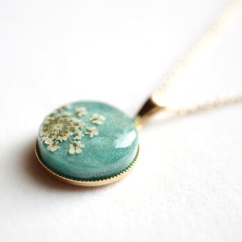 レジンアート　ラウンドペンダント〈緑色の丘〉
