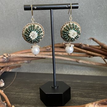 花のピアス　ゴールド×緑