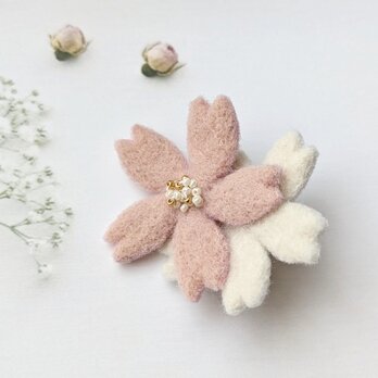 小ぶりな羊毛フェルトの桜ブローチ｜大人シックな桜色と白/受注製作