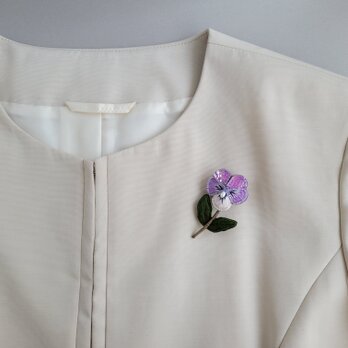 朝露に濡れて輝く　ちいさなビオラのブローチ　