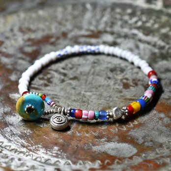 ホワイト＆多彩アンティークヴェネチアビーズのブレス（眼・ターコイズ留め金）