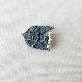 "calm blue bird "穏やかなブルーと星の瞬きのような輝きを纏う鳥さん　草木染め糸を使った手刺繍/鳥ブローチ