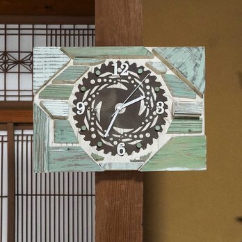 ハンドメイド掛け時計　アート壁掛け時計　草刈り歯を再利用した壁掛け時計　古材を再利用した木の壁掛け時計　２０４