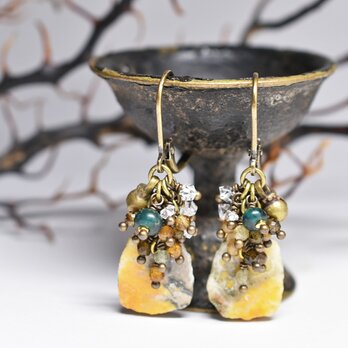 エクリプスとたわわなトルマリン＆ハーキマーダイヤモンド、インディゴブルービーズ、民族鈴のピアス