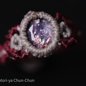 【スマイルベアーシリーズ】スマイルベアーのコンフェッティ・アイオライトサンストーン・マクラメリング【菫輪】