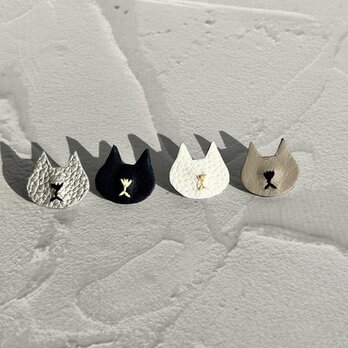 愛らしいネコの本革ピンズ - 小さな存在感の大きな魅力
