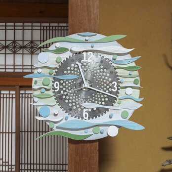 ハンドメイド掛け時計　アート壁掛け時計　草刈り歯を再利用した壁掛け時計　古材を再利用した木の壁掛け時計　２１０