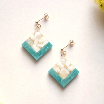 レジンアート　スクエアピアス〈真珠色の声・モスグリーン〉