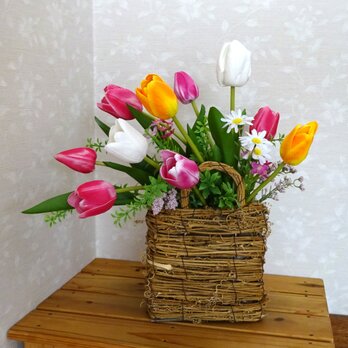 チューリップカゴアレンジ