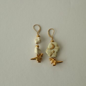 月を探す恐竜のピアス（イヤリング）