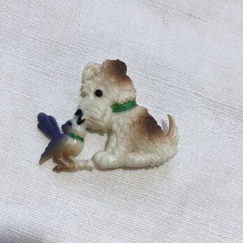 犬と青い鳥　プラスチックブローチ　チェコ