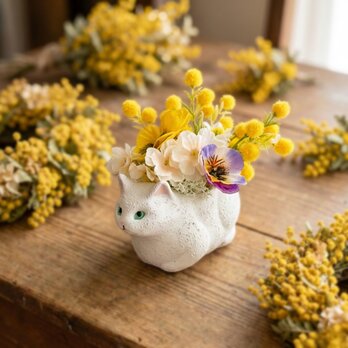 【ミモザ猫】手のひらサイズの猫のフラワーアレンジ　ミモザとビオラの春アレンジ
