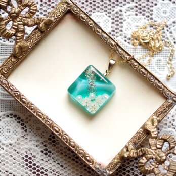 レジンアート　スクエアペンダント〈風にとけて〉