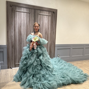 実例写真！カラードレス ミントグリーン オフショルダー 柔らかく重ねたチュールスカート プリンセスライン 花嫁