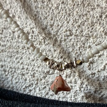 ＊珊瑚とAsiaのネックレス。＠珊瑚のカケラ＋カレンシルバービーズ＋カリマンタン島の出土ビーズ＋貝殻の円盤ビーズ