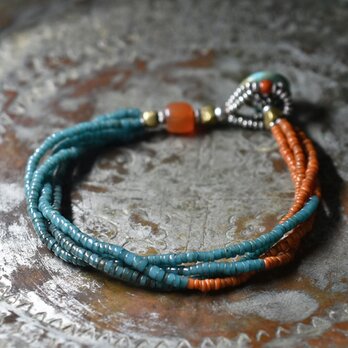 アンティークピーコックブルー＆オレンジシードビーズ、ミゾーラムカーネリアンの4連ブレス（ターコイズ留め金）