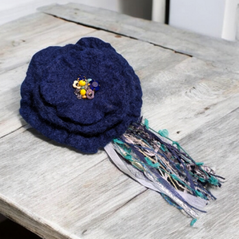 ふんわり揺れる、ハレの日の花。羊毛フェルトのブーケコサージュ（濃紺）｜卒入学式・ブローチ（受注製作）