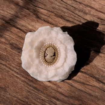 【卒入学式に】軽くて上品な羊毛フェルトのカメオブローチ｜パールが彩る大人のブローチ（白）（受注製作）
