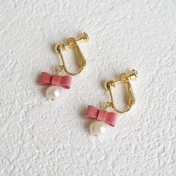 パステルピンクの革リボンとパールのイヤリング