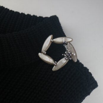 グレージュの【シェル】サークルブローチ