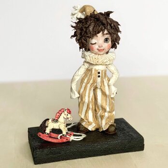 創作人形『全人類ピエロ時代』 — 小さな木馬と微笑むピエロ