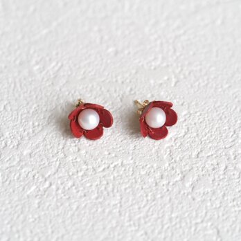 赤い革の小花とパールのピアス