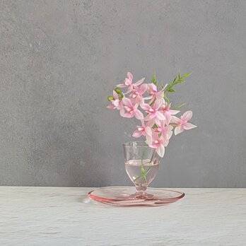 凛と咲く〔小さな胡蝶蘭〕〜桜色の手びねりガラスに～※ガラスプレート付き