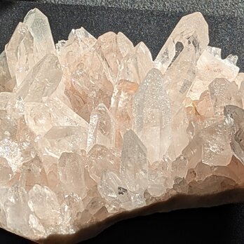 『ヒマラヤ サマディ産 クォーツクラスター✨(アルミニウム、リン、鉄分などの影響により薄っすらピンクがかっております。）』