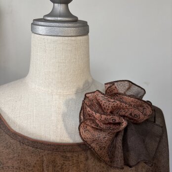 ペイズリー柄ラズベリーブラウンのコサージュ