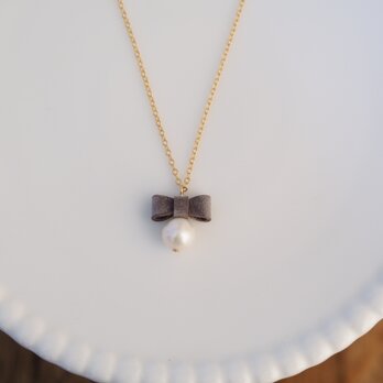 グレーの革リボンとパールのネックレス　14kgf