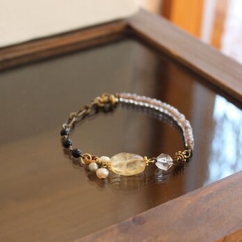 シトリンと水晶、淡水パール　大粒シードビーズのシックなブレスレット