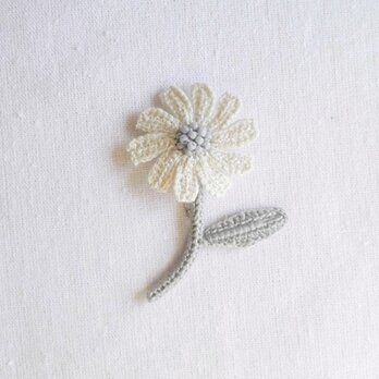 かぎ針編みのマーガレットみたいなお花ブローチ　軽いコサージュ　グレーベージュ　ビーズ　刺繍糸2本どり