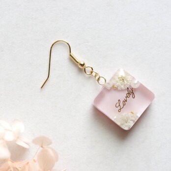 レジンアート　スクエアピアス〈乙女と花〉