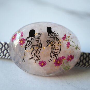 天然石ローズクォーツと鳥獣戯画の烏帽子猫・カエル、コスモスの帯留め（金沢箔24K入り）ブローチ